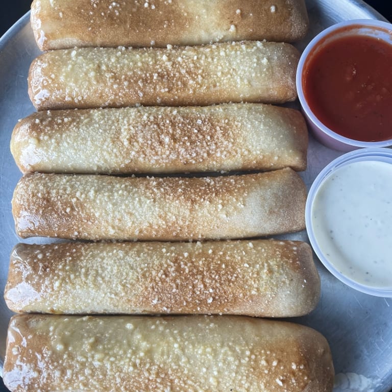 Bar Food Favorites: Pizza, Wings, and More